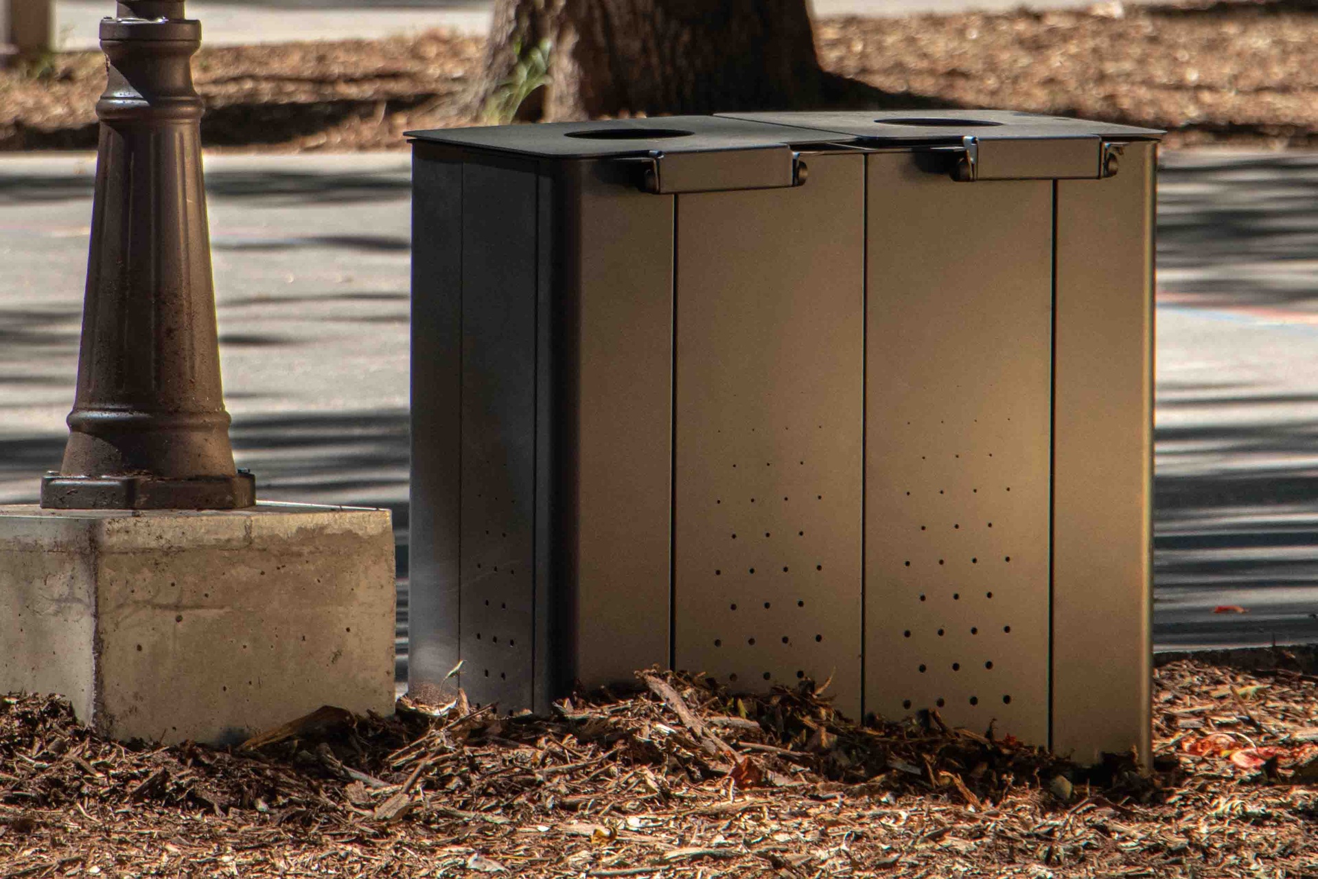 basurero-004-metal-bkt-mobiliario-urbano